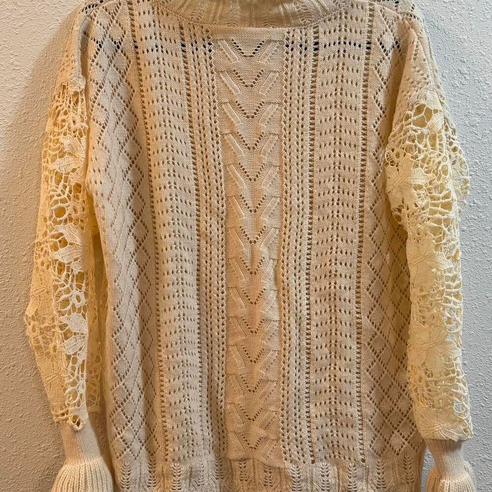 Cream colored sweater with lace sleeves knitwear, Size L